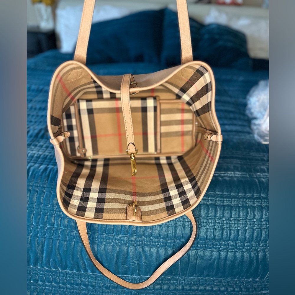 Burberry
Honeybrook Tote Leather Medium - Picture 6 of 13